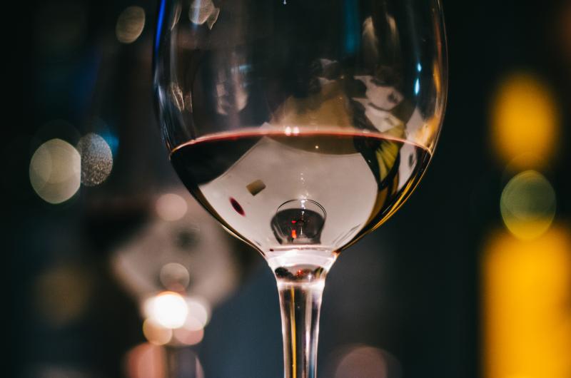 Liv-ex 2025:, continua la flessione per i fine wines. Francia al vertice, Italia in crescita