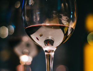 Liv-ex 2025:, continua la flessione per i fine wines. Francia al vertice, Italia in crescita