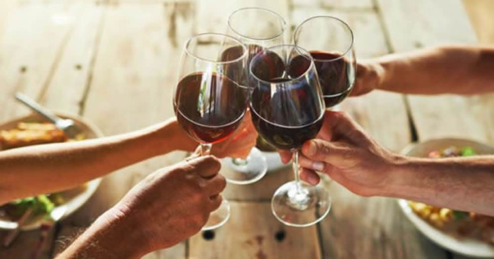 Il consumo moderato di vino (6 bicchieri a settimana) riduce il rischio di cataratta