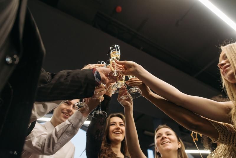 IWSR: nuovo rapporto ribalta la “narrativa” sui consumi della Gen Z