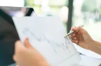 CSC: il PIl 2026 sorprende al rialzo ma caro energia e inflazione frenano consumi e investimenti.