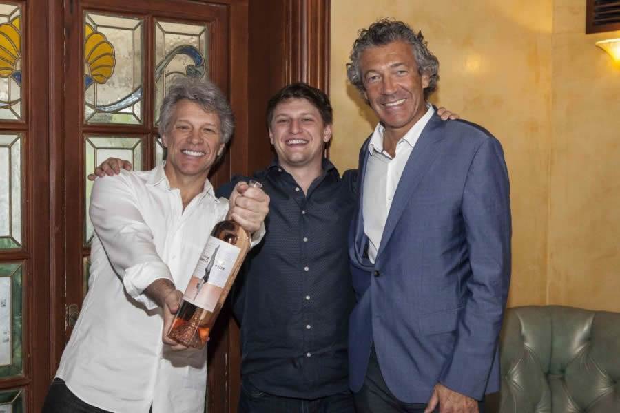 Il rocker Jon Bon Jovi con suo figlio Jesse e il winemaker Gerard Bertrand