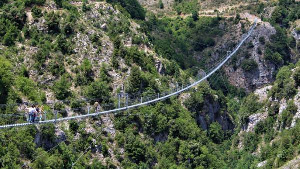 Dal ponte tibetano più lungo del mondo all'antico ponte sulla via Appia