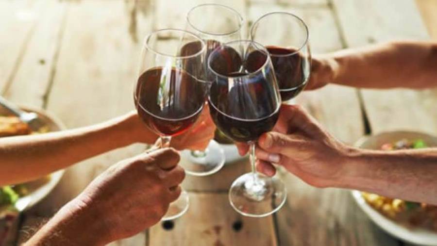 Commissione Ue salva vino e carni dalla lista degli alimenti ritenuti dannosi per la salute