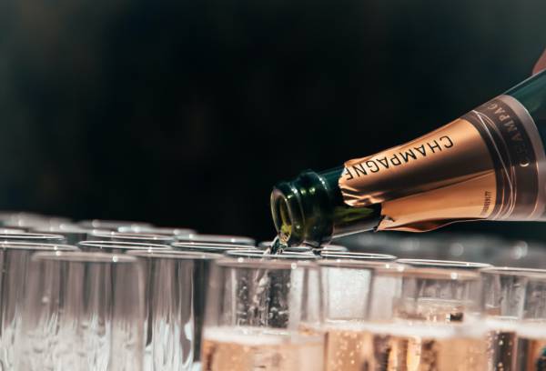 Champagne, nel 2023 meno bottiglie vendute ma si punta sul valore