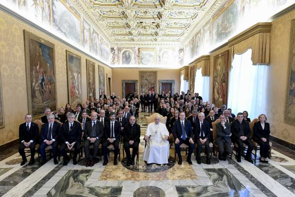Papa Francesco plaude al mondo del vino italiano: attività etica e rispettosa dei doni di Dio