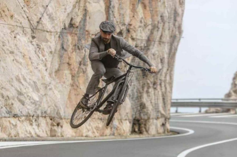 Un tour su due ruote nell&#039;Italia enologica: Brumotti in bici dall&#039;Oltrepò alla Sicilia