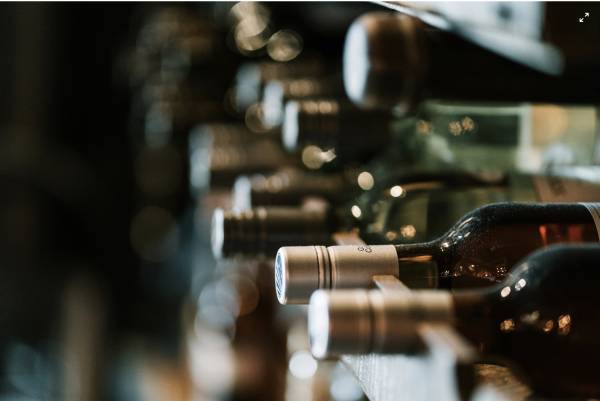 Usa, calano le vendite dirette delle case vinicole ma cresce il valore delle bottiglie
