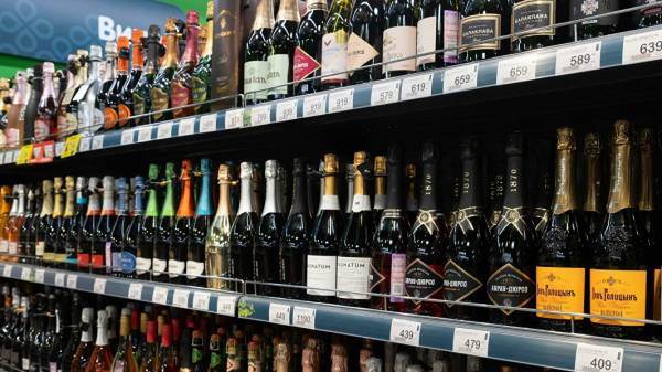 Russia, restrizioni alla vendita e alte accise fanno impennare gli acquisti illegali di alcolici