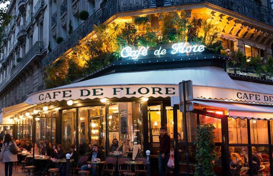Covid, stretta a Parigi: da domani bar chiusi e restrizioni ai ristoranti