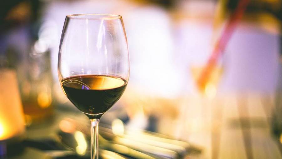 Vendite di vino off-trade: nel 2021 volumi in calo ma crescita in valore (+5%)