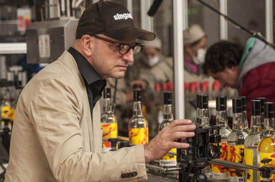 Soderbergh, ciak in distilleria: il regista lancia la sua acquavite boliviana