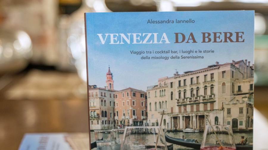 In libreria &quot;Venezia da Bere&quot;, il tour della Laguna in 25 cocktail bar