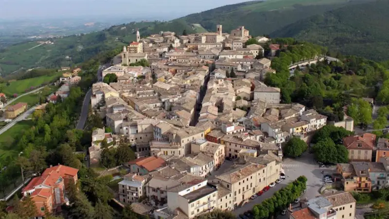 Dal tour di castelli al "balcone" delle Marche