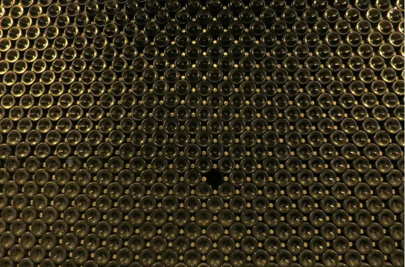 Liv-ex: ancora molta pressione sui prezzi, Champagne in cima agli scambi