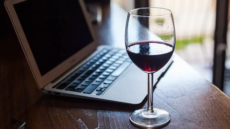 Online si vendono pi&ugrave; vini e spiriti che viaggi: il business vale 21 miliardi di dollari