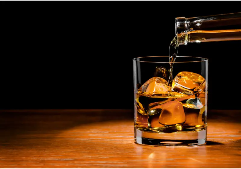 Whisky, continua la corsa dei prezzi per le bottiglie da collezione