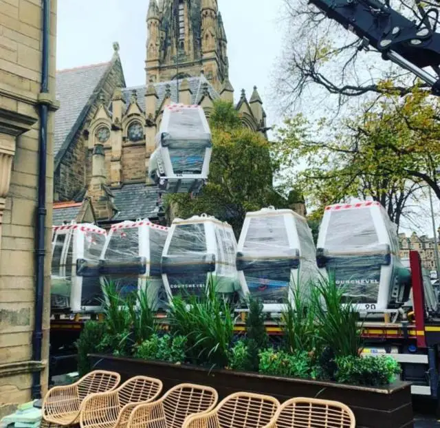 A Edimburgo il distanziamento sociale al bar si fa in cabinovia