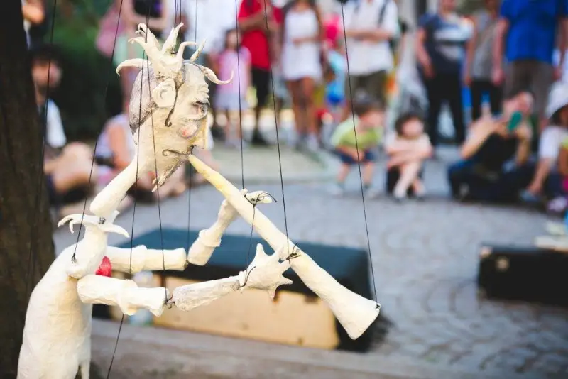I bambini costruiscono giocattoli sonori al Ferrara Buskers Festival