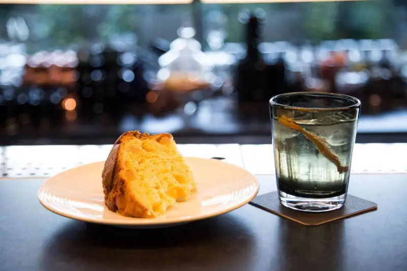 Brindisi di Capodanno con panettone e cocktail