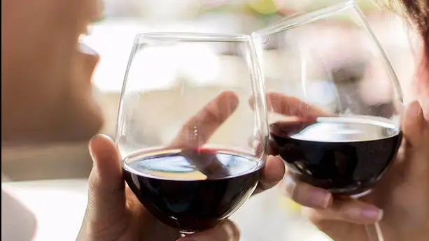 L'Oms esorta i Paesi ad aumentare le accise sulle bevande alcoliche