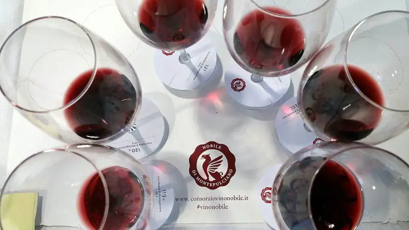 Vino Nobile di Montepulciano: arriva la Toscana in etichetta
