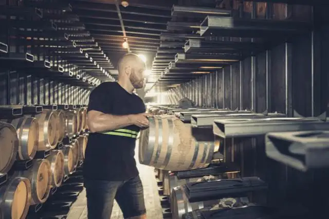 Sulla Senna la prima cantina d&rsquo;affinamento galleggiante