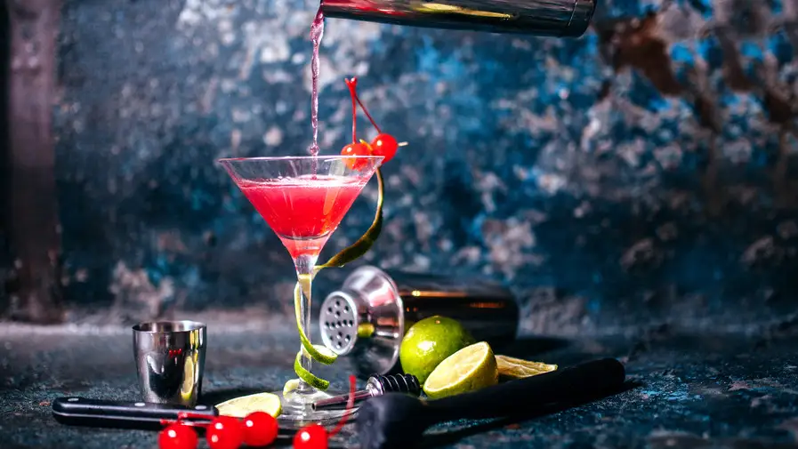 Cringe Cocktail: la mixology celebra i drink anni '90  (Throwback Culture anche al bancone)