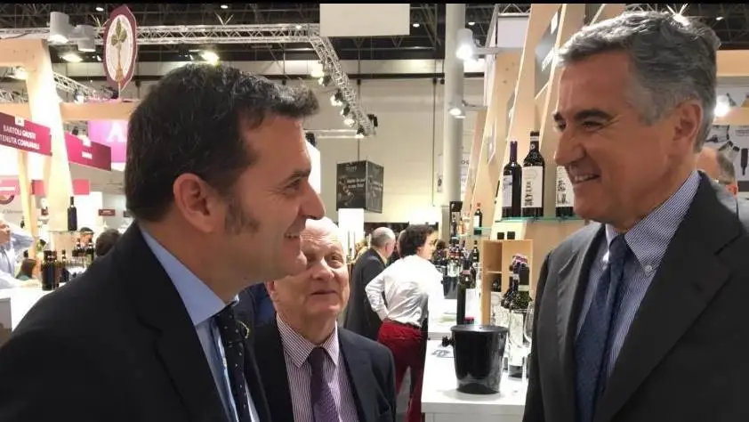 Il ministro Centinaio al ProWein: serve un'immagine unitaria per il vino italiano