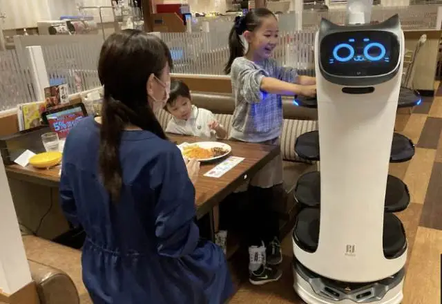 Carenza di camerieri? Il Giappone li rimpiazza con i robot
