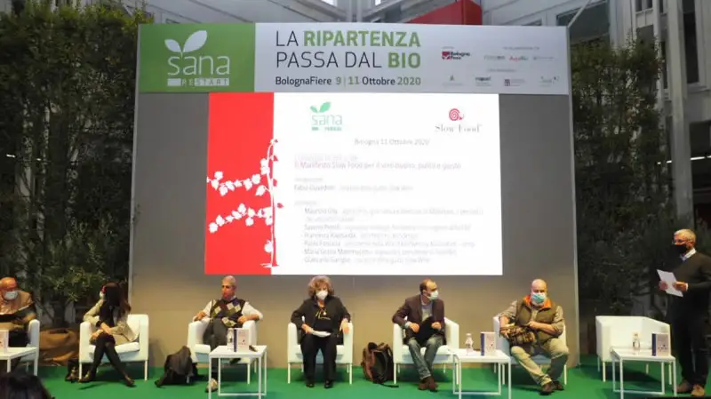 Il vino secondo Slow Food: ecco il Manifesto di quello buono, pulito e giusto