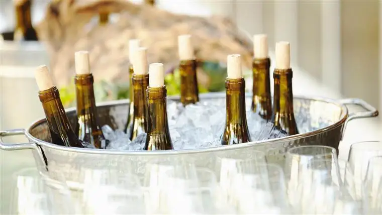 Raffreddare una bottiglia in cinque minuti? Ecco come…