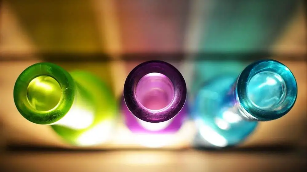 Regno Unito, decuplicati i costi di riciclaggio del vetro. I produttori chiedono aiuti