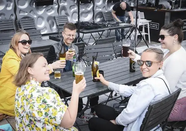 Finlandia e Norvegia oggi riaprono i bar