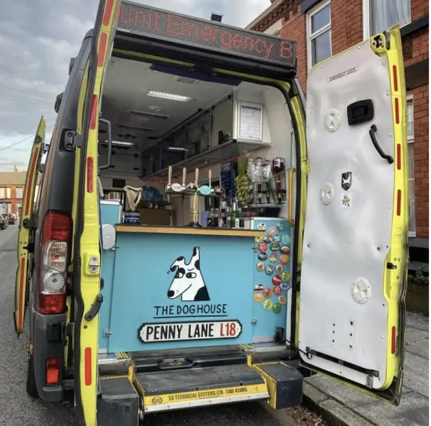 Il pub mobile in autoambulanza vince il premio