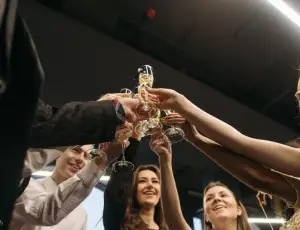 IWSR: nuovo rapporto ribalta la &ldquo;narrativa&rdquo; sui consumi della Gen Z
