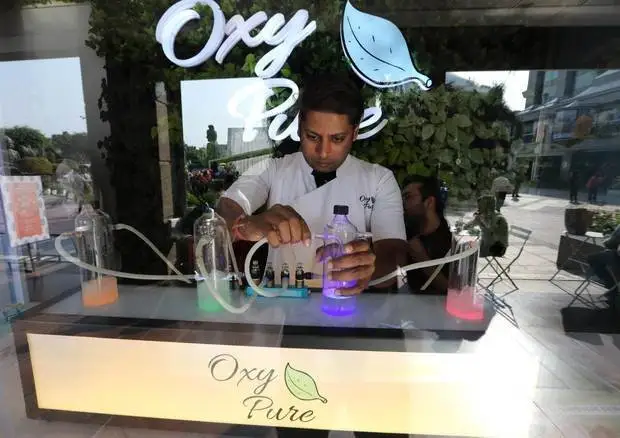 A Nuova Delhi nasce l'oxygen bar, un sorso di ossigeno contro l'inquinamento