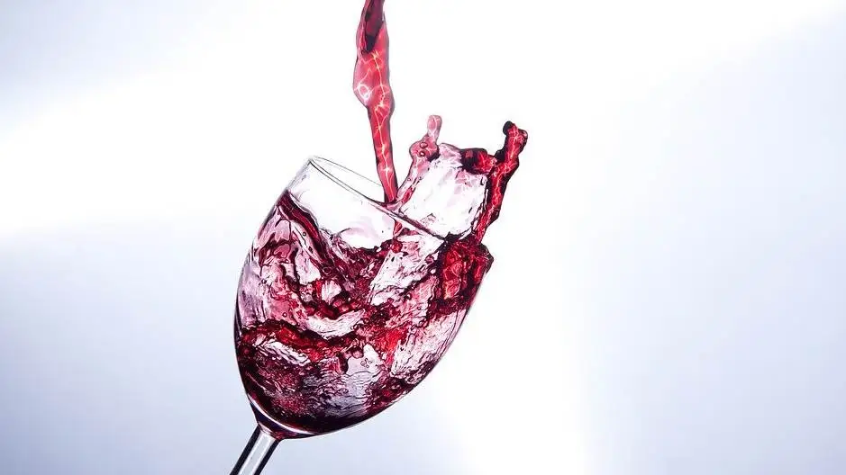Psicologi: un bicchiere di vino allontana l'ansia da Covid