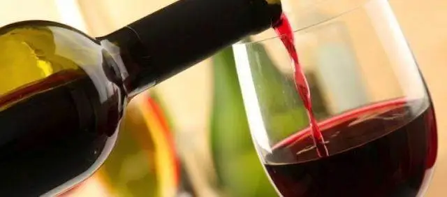 Il mondo scientifico rassicura: non ci sono evidenze che il cibo e bevande trasmettano il virus