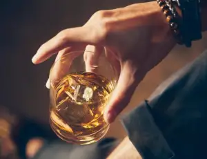 Regno Unito-Cina, progressi nelle trattative sui dazi al whisky 