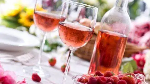 Francia, nuova tassazione sui prodotti a base vino