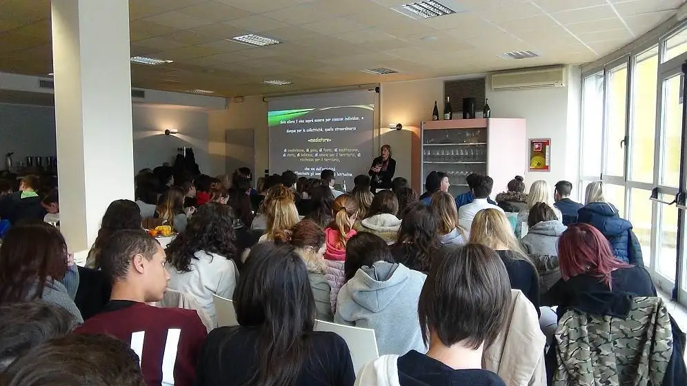 CoNVi porta la cultura del bere consapevole in universit&agrave;, teatri, circoli e associazioni