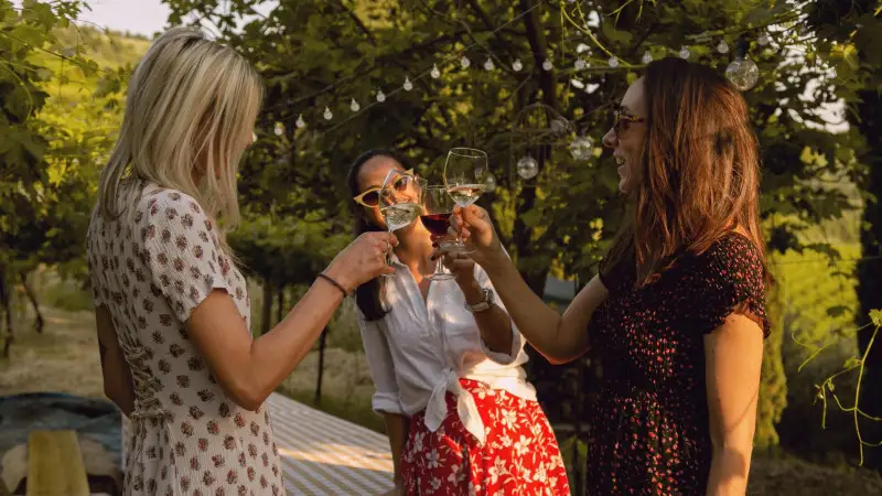 Enoturismo, il 73,8% di chi vive un&rsquo;esperienza in cantina acquista almeno una bottiglia di vino