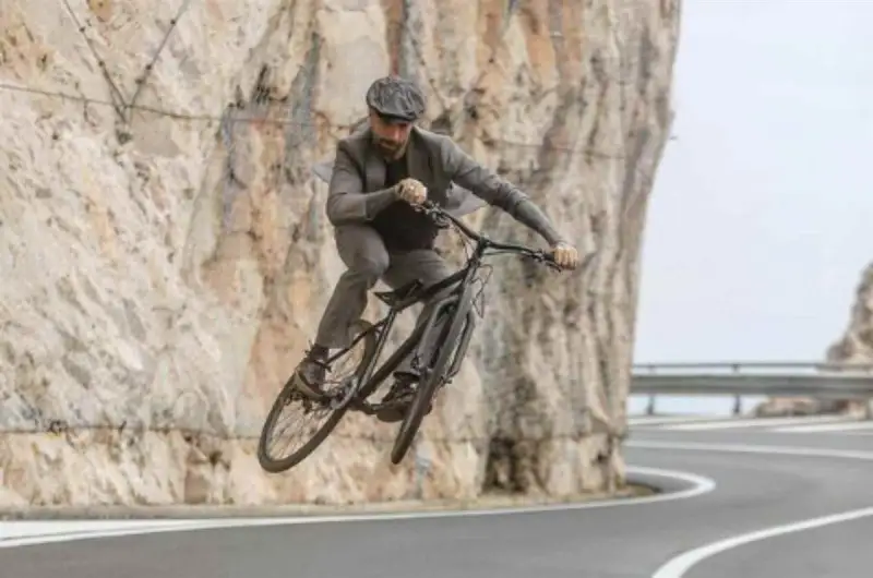 Un tour su due ruote nell'Italia enologica: Brumotti in bici dall'Oltrep&ograve; alla Sicilia