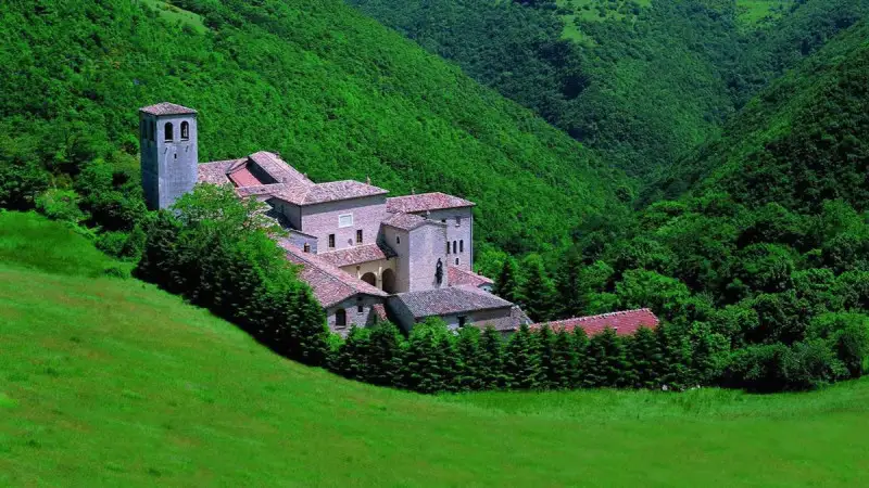 Marche, dal borgo dei pescatori di Marotta all'eremo tra i boschi