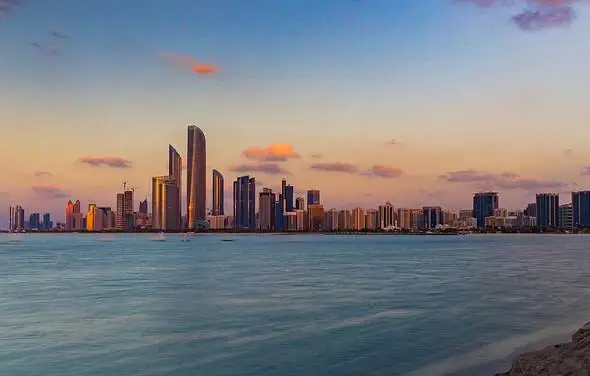 Abu Dhabi allenta le restrizioni all'acquisto di alcolici