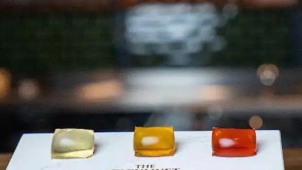 Addio bicchiere di cristallo davanti al camino: il whisky da oggi si beve in capsule