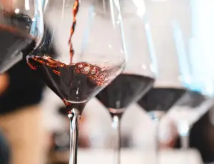 E-commerce e alcolici, rallenta la crescita delle vendite a livello mondiale