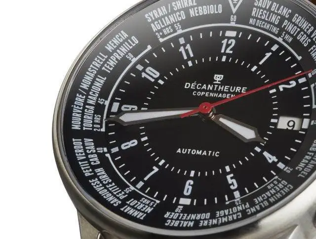 Vini alla temperatura perfetta? S&igrave;, con l'orologio-decanter