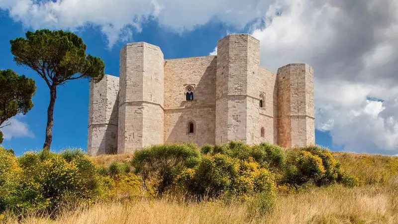 Lungo la strada che porta alla fortezza dei misteri di Castel del Monte